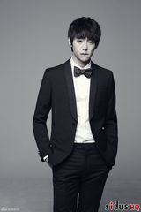 高清组图：韩星显祐拍写真 西装革履变帅酷男