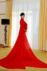 组图：李宇春亮相戛纳红毯 红色晚装柔美华贵