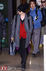 组图：众星结束金唱片返韩 具荷拉素颜SJ裹冬衣