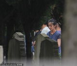 组图：赵薇墓地拍戏脸色严肃 烧香祭奠逝者显尊重