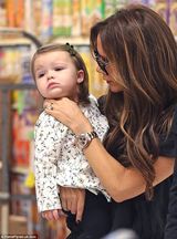 组图：贝嫂与女儿母女装抢镜 小七穿黑色斗篷卖萌