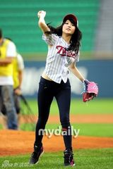 组图：Girls Day成员为棒球赛开球秀玲珑曲线