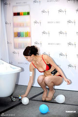 高清组图：周秀娜亮相内衣秀 长裤加内衣风格独特