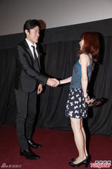 组图：日星铃木亮平宣传新片 与本裸男斗舞