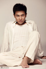 组图：宋柳纯白写真尽显轻熟儒雅魅力