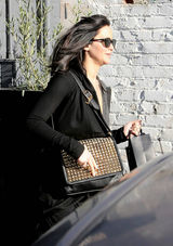 组图：奥斯卡影后变造型 劳伦斯金发变黑发