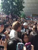 组图：EXO成员Kris机场现身 粉丝组人墙被冲散