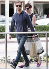 组图：海瑟薇淑女装扮出街 见狗仔瞬间变脸怒指