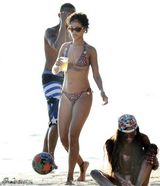 组图：蕾哈娜携绯闻女友沙滩玩足球大秀好身材