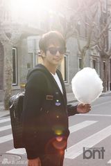 组图：朴施厚中国街拍 举棉花糖展迷人笑容