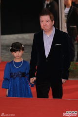 组图：文隽携小女孩走红毯 萝莉呆萌翘莲花指