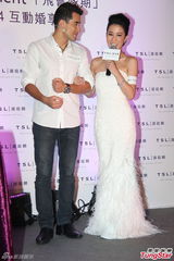 组图：佘诗曼穿婚纱亮相 椎间盘移位明年复工