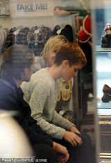 组图：“赫敏”艾玛剪短发 变俊朗帅气假小子 