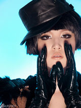 组图：刘筱筱脱变黑天鹅写真 短发造型惊艳四座