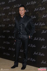 组图：李亚鹏离婚后香港露笑容 刘嘉玲贵妇装扮