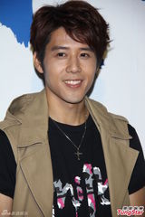 组图：炎亚纶胡宇崴活动现身引粉丝尖叫