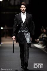 组图：韩星金宇彬郑京浩等献华丽T台秀