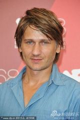 组图：《奥迈耶的痴梦》发布会 导演阿克曼蹲坐出席