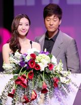 组图：凌潇肃夫妻婚后首亮相 唐一菲破怀孕传闻