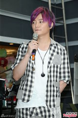 组图：阿沁升格当作家 F.I.R年底出新专辑