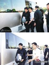 高清组图：罗京妻子悲痛泪别 儿子哥哥捧遗像送行