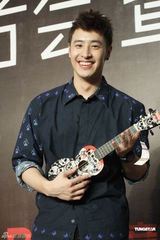 组图：潘玮柏北京发片会为粉丝削苹果