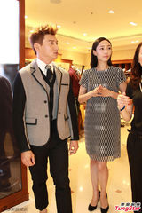 组图：吴奇隆白百何站台捞金 着装默契似情侣