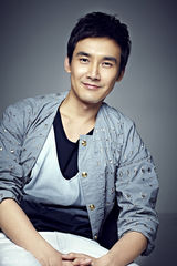 组图：张铎时尚质感大片曝光 笑容展熟男魅力