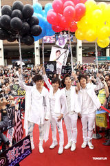 高清组图：LOLLIPOP F新碟庆功 帅劲登场秀肌肉