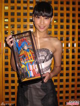 组图：徐子珊携手F1冠军赛车手畅游北京旧街