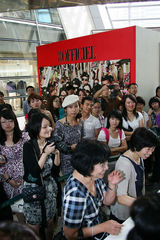 幻灯组图：尚雯婕化身复古女郎 深V红唇大秀性感