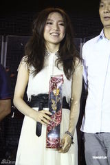 组图：阎奕格为演唱会彩排 现场大秀钢琴才艺