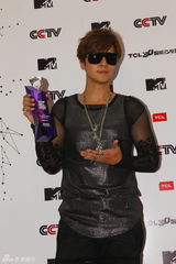 组图：音乐盛典后台群星秀奖杯