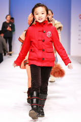 幻灯图集：国际时装周童装专场 林妙可不输超模 