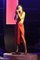 组图：蕾哈娜开唱百变造型 爆乳装横卧舞台自摸