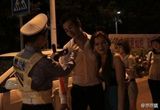 组图：G杯嫩模深夜撒酒疯 胸袭交警被放行引争议
