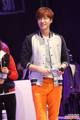 组图：李敏镐休闲装帅气亮相 长腿偶吧笑容迷人