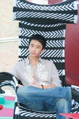 高清组图：《成都，我爱你》主创海滩漫步轻松惬意