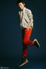 组图：任泉糖果色大片青春明丽活泼动人