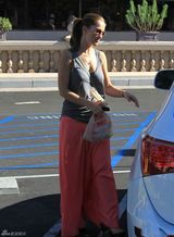 组图：敏卡-凯利超长粉裙洛杉矶甜美购物