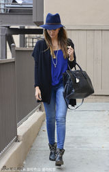 组图：阿尔芭潮装抢镜 头戴宽檐帽变时尚达人