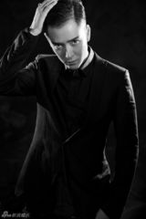 组图：韩栋帅气黑白写真 彰显性感魅力