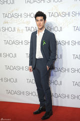 组图：李治廷帅气亮相 身系绿丝带为雅安祈福