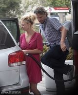 幻灯图集：布兰妮和男友杰森加油站秀恩爱