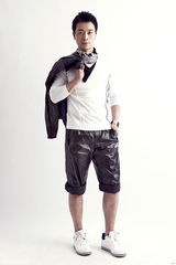 组图：吴樾摩登运动风造型曝光 活力男人有型有款