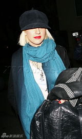 幻灯图集：克里斯蒂娜有惊无险 撞车后依旧购物