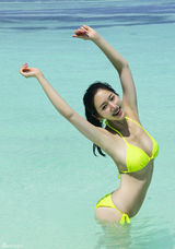 组图：张舒媛性感海滩写真 清凉比基尼秀玲珑身段