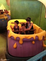 组图：Lucas8月2日5周岁 张柏芝携二子游乐场庆生