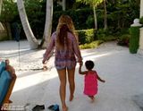 组图：碧昂斯亲子度假照曝光 抱爱女海滩享天伦
