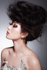 章雯淇《黑狐》展纯柔之美  鸟窝头秀脱俗气质(图)